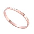 Bracciale rigido in acciaio inossidabile oro rosa con motivi geometrici a V incisi - Oro rosa
