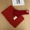 Dettaglio di sciarpa e guanti in maglia rossa con etichetta su pavimento in legno - Set sciarpa e guanti a righe larghe rosse