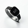 Dettaglio del cinturino in metallo nero e dello schermo touch LED quadrato per orologi da uomo - Nero