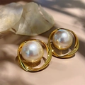 Orecchini di perle minimalisti placcati oro 18 carati con perla bianca e cornice a spirale - E0516 Perla Traforata di Design