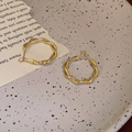 Dettaglio di orecchini a cerchio dorati a spirale su piatto con marchio argento 925 - 9# Cerchio Rotondo Intrecciato Dorato (Silver Earring Post)