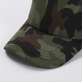 Dettaglio del cappello da baseball mimetico con quattro file di cuciture sulla visiera - Regolabile / Camouflage