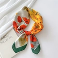 70cm Seidenschal mit rotem Mohnblumenmuster und dunkelgrünem Rand für Damen - Malvenblüte