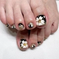 Uñas postizas de pies con flores 3D blancas, pedrería y purpurina dorada elegante - Estilo de Flor y Diamantes de Imitación Negro y Oro (JP2336)