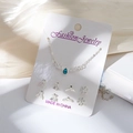 Set de collier bois de cerf argenté avec gemme bleue et quatre paires de boucles - Carte Blanche-Collier Bois de Cerf Gemme Bleue Argenté et 4 Paires de Boucles d'Oreilles (Bois/Flocon/Couronne)