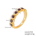 Bague minimaliste en acier titane doré ornée de six zircons violets sertis clos - Or-Zirconium Violet
