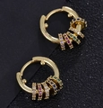 Créoles dorées avec cinq pendentifs en zircons multicolores dans un style minimaliste - Boucles d'oreilles multi-anneaux