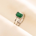 Makroaufnahme: Ring aus 304 Edelstahl mit hohler Kette und grünem Malachit-Edelstein - Silber-Grüner Malachit