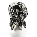 Turbant pré-noué pour femme avec imprimé floral blanc sur tissu noir, vue de l'arrière - Noir Grosse Fleur