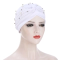 Détail du turban plissé blanc orné de perles blanches et de petites perles argent - Blanc