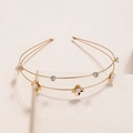 Diadema dorada de doble capa con flores y perlas elegantes sobre bloque beige - Dorado