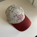 Dettaglio del cappello floreale con ricamo Sunday Morning e visiera rossa curva - M(56-58cm) / Rosso (Beige Floreale Contrasto Rosso Scuro)