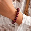 Detailansicht eines dunkelroten Acrylperlen-Armbands am Handgelenk mit Marmortextur - Armband / Rosarot