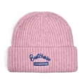 Detail der rosa Rippstrick-Beanie mit dunkelblauer Bestchoise-Stickerei und Textiletikett - Bestchoice Buchstaben Stickerei Stil / Rosa