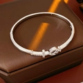 Detail van zilveren armband met micro-pave kruishanger en vredessymbool detail - Zilver (Echt Goud Verguld)