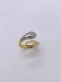 Dettaglio anello aperto a goccia caratterizzato da finitura lucida bicolore oro e argento - Anello aperto / Bicolore Oro e Argento