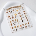 Autocollants nail art mignons avec bagels et croissants sur une assiette blanche - Série de Pains Européens (KX-355)