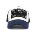 Detalle del bordado de New York City y bandera en la gorra trucker de malla transpirable - Ajustable / Azul marino
