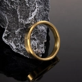 Anillo de acero de titanio dorado pulido de 6mm apoyado en una piedra mineral negra - US 6 / Dorado