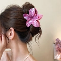 Große Haarklammer mit lila Marmor-Blumenmuster in Detailansicht bei einer Frisur - Rosérot Marmoriert
