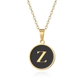 Dettaglio macro della collana dorata con pendente circolare in smalto nero e lettera Z - Oro Lettera-Z