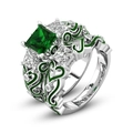Detail van luxe vierkante groene edelsteenring met emaille werk en diamanten - US 6 / Groen