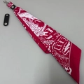Rotes Baumwoll-Vintage-Bandana mit weißen City-Mustern und hochwertigem Leder-Clip - Schal-Anhänger / Rote Seefahrt mit Ring