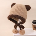 Dettaglio cappello invernale con orecchie, bordo in sherpa e pompon morbidi decorativi - 3-8 Anni / Cachi