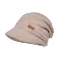 Beige gebreide muts met klep, oorbescherming en een bruin lederen logo-patch - Beige