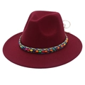 Détail d'un chapeau en feutre bordeaux avec ruban perlé coloré de style bohème - Bordeaux