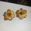 Nahaufnahme goldener Blumenohrringe mit gelben Kristallen, Perlen und Glitzerdetails - S925 Silberstift Blumenstil / Gold