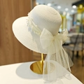 Elegante cappello di paglia bianco con perle e grande fiocco in pizzo per vacanza al mare - Perla Pizzo Bianco Crema (D-383)