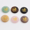 Dischi di pietre preziose lucide con teschi dorati incisi in vari cristalli naturali - Set da 6 pezzi (materiali misti)
