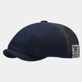 Detail van de marineblauwe mesh baret met vintage label en ademende katoenen stof - Verstelbaar / Marineblauw