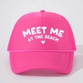 Rosa Trucker Cap mit Aufdruck MEET ME AT THE BEACH und Netzstoff auf grauem Hintergrund - Verstellbar / Ganz Rosarot