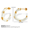 Orecchini a C in acciaio dorato con smalto bianco e dettagli a forma di cuore - Bianco (EH641)