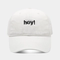Dettaglio cappellino bianco in cotone con ricamo nero 'hey!' e cuciture rifinite - Bianco