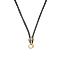 Détail macro du collier en corde tressée noire avec pendentif couronne dorée et fermoir - Couronne Dorée