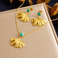 Parure de bijoux feuilles de ginkgo avec pierres turquoises et collier doré sur une boîte - Ensemble Collier Boucles d'Oreilles Turquoise Feuille de Ginkgo (N2913)