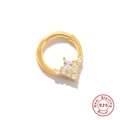 Detail van vergulde 925 zilveren clicker ring met sprankelende zirkonia in V-vorm - Vierkante en Ronde Zirkonia Stijl / Goud