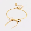 Detalle de pulsera de cadena de serpiente con lazo dorado y cierre de mosquetón ajustable - Dorado