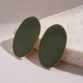 Gros plan de boucles d'oreilles ovales vert foncé avec bordure dorée sur marbre - Vert