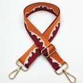 Dettaglio della tracolla larga in jacquard colorato con motivo a picchi e ganci dorati - Rosso Arancio