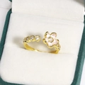 Anello con fiore in smalto rosa e zirconi scintillanti su fascia dorata regolabile - Fiore in Smalto Rosa (金色3)