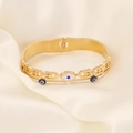 Primer plano del brazalete de ojo turco dorado con pedrería sobre seda dorada - Estilo de Ojo de la Suerte Diamante Azul Blanco (3#)