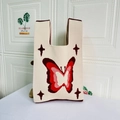 Detailansicht der Schmetterlings-Strickmuster auf cremefarbener Tasche mit roter Stickerei - Stern Beige Schmetterling (Kleine quadratische Tasche)