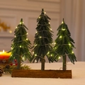 Set de trois mini sapins de Noël avec lumières LED sur un socle en bois naturel - Triple Arbre Avec Lumières (35cm)