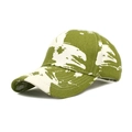 Dettaglio del cappellino tie-dye verde e bianco con trama in cotone twill spesso - Verde