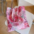 Detailansicht der rosa geblümten Baumwolltasche mit gewebtem Etikett und Textur - Magenta Große Blumen