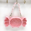 Dettaglio della borsa portagioielli rosa a forma di caramella con manico di perle - Grande / Rosa